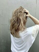 メーヴェ(Mowen) mowen 南堀江 ブロンドベージュ ラフ巻きミディアム