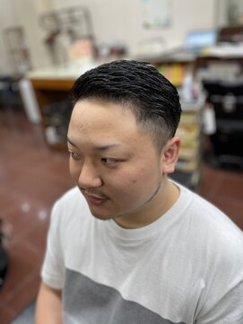 理容 鮎川 刈り上げ2ブロックベリーショート