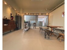 スリー(...three)の雰囲気（広々とした空間で落ち着いた時間を過ごしていただけます）