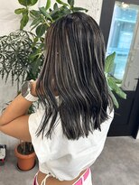 リア(riah)&nbsp;ベージュハイライト/暗めカラー/セミロング