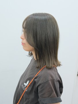 切りっぱなしボブ　カーキ　オリーブ　くすみ　横浜駅　北西口