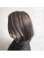 アヴァン(avan.)&nbsp;大人女子 グレージュ 鎖骨ミディ