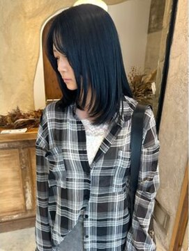 フー(fue’) セミロング/顔まわりレイヤー/艶感/ブルーブラック/ブリーチ