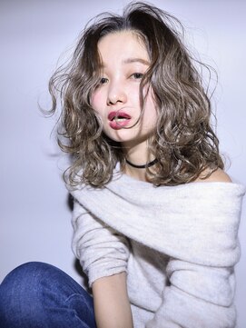 アルバム 銀座(ALBUM GINZA) 外国人風ミディ_ウェーブパーマフォギーベージュ耳かけ_67299