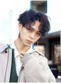 センターパート黒髪波巻メンズツーブロック