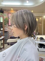 サラ(SARA)&nbsp;大人可愛いハイトーンショート。