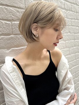 トルネード(TORNADO) 海外ヘア ハイトーン耳掛けボブ プラチナブロンド 表参道A0722