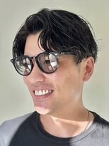 カムジーヘッドカミノウラ(COMEGHEAD KAMINOURA)&nbsp;センターパートスパイラルパーマツーブロック刈り上げメンズヘア