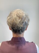 キー(KEY) グレイヘアにパーマ