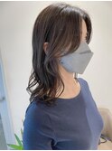 セミロングのコテ巻きパーマとオリーブベージュ