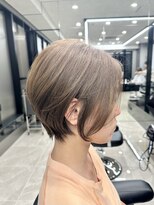 メモリーズ 表参道(Memories)&nbsp;40代50代60代耳かけショート前髪なしハンサムショート白髪ぼかし