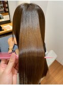 茶髪ストレート・艶髪・ナチュラルヘア・大人カジュアル・韓国風