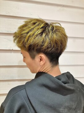 ロア バイ アヴァンス 天王寺店(Lowa by avance.) 【刈り上げショート】×【イエロー】×【アップバング】