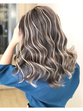 エリーツ 表参道(elyts) エクステで叶えるミルクティーアッシュ×くっきりハイライト