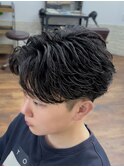 メンズフェザーパーマ　フェザーショート刈り上げセンターパート