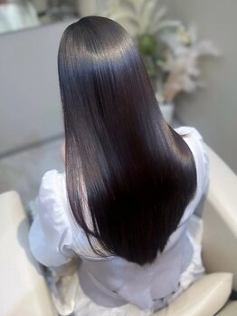 髪質改善の効果を最大化する「計算されたカット」。伸びても崩れないモチの良さと、圧倒的な再現性を