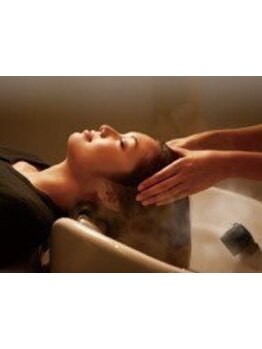 頭皮だけでなく心までほぐす贅沢なサロンtimeをお楽しみください―