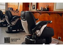 ロマンズヘッド(浪漫頭髪 ROMAN’S HEAD)の雰囲気（ローズウッドの差し色と気持ち良い日差しの落ち着いた店内）