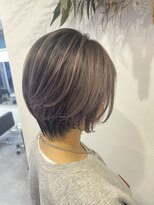イーナ(iina) ショートボブ×ピンクベージュ