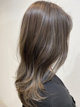 ヴィックス クリスタル(VIC’S crystal) ハイライトカタログ》極細ハイライトで柔らかいカラー/チヒロ