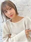 柔らかグレージュ×外はねボブ