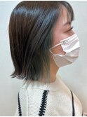 大人ショートボブインナーカラーオリーブグリーン透け感バング