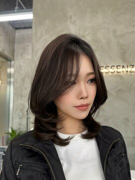 エッセンザ 梅田(ESSENZA) ミディアムレイヤーカット 海外レイヤー