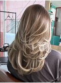 バタフライハイレイヤーカット　バレイヤージュ　海外ガール
