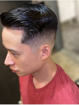 フランクスバーバー アンド ビアークラブ(FRANK'S BARBER and BEER CLUB) スキンミドルフェードカットサイドパート
