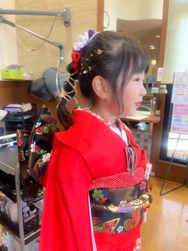 ヘア ショップキャリー 七五三ヘア！紐と金箔が可愛いポニーテールアレンジ