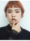 パツッとカットされた前髪がポイントのショートヘア。