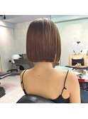 ミニボブ_ハイトーンカラー_前髪パーマ_ぱっつん前髪