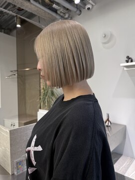 ステン(sten) ホワイトベージュブロンド切りっぱなしボブ