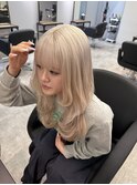 レイヤーカット×ホワイトブロンド♪