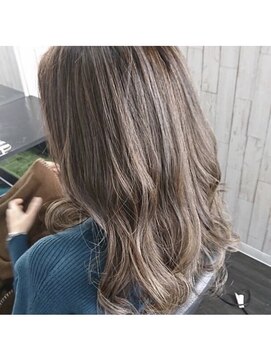 ジーキャトル(G-quatre) グレージュカラー