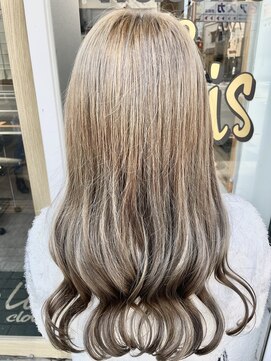 ラビス クローバー(Lovis clover) アースカラー　くびれヘア　デザインカラー