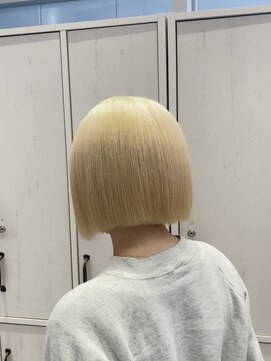 リー 梅田(Lee) ホワイト/抜きっぱなし/ブロンドヘア/金髪/ブリーチ/ハイトーン