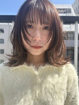 鎖骨ラインのミディアムレイヤー