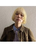 ユニセックスなブロンドマッシュボブ