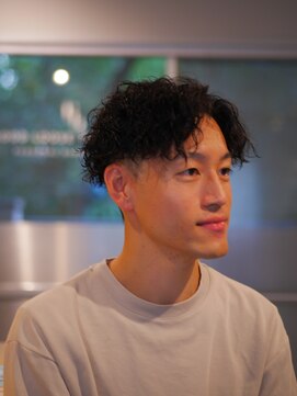 グットルーズトウキョウ(GOOD LOOSE TOKYO) 大人パーマツイストスパイラルツーブロックセンターパート