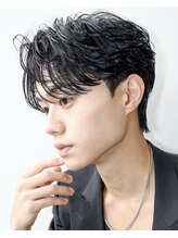 オーシャントーキョー ホワイト 原宿(OCEAN TOKYO WHITE)&nbsp;前下がりセンターパートウルフニュアンスパーマ黒髪
