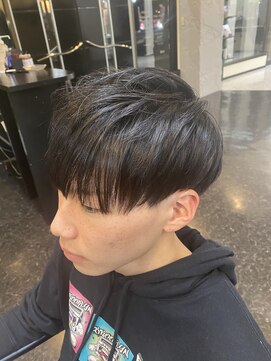 レヴィア(Revia) マッシュ系　ツーブロック　ラインスタイル