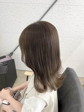 ビーヒアナウ N゜03 金沢駅西店(BE HERE NOW) 上品な艶オリーブグレージュ