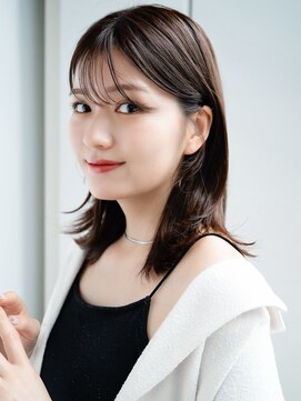 エインアンリー 表参道(AIN.ANLY.) 薄めバング鎖骨ミディアムボブ外ハネミディエアリーカール