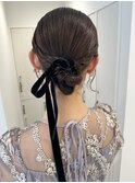 ヘアアレンジ結婚式お呼ばれタイトローシニヨンベロアリボンつや