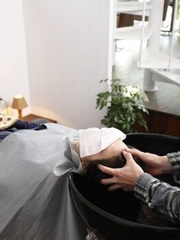 ヘアースペース イントゥ(hairspaceinto)の写真/お手頃価格で本格的なヘッドスパが受けられる！頭皮の汚れをスッキリ落として、健康的な美髪へ♪