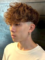 ディスイズバーバーセカンド(THIS IS BARBER 2nd) スペインカール スキンフェード 刈り上げ ハイトーン ベージュ