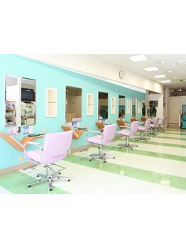 【キッズスペースあり】お子様とゆっくり過ごせる、広々とした店内♪バリアフリーなのでベビーカーもOK！