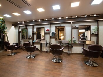 ヘアサロンホットリップ(Hot-Lip)の写真/周りの目を気にせず話しやすい環境♪丁寧なカウンセリングでお悩みを解決し、あなたに合ったスタイルに◎