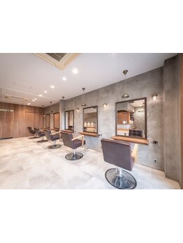 抜け感と透明感ある大人デザイン★女性スタイリストのマンツーマン担当で、髪のお悩みも相談しやすい◎